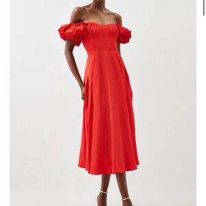 NWT- Taffeta ruffle sleeves
Ruched bodice
Maxi hemline